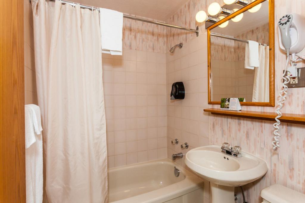 Howard Johnson By Wyndham Nanaimo Harbourside Ngoại thất bức ảnh