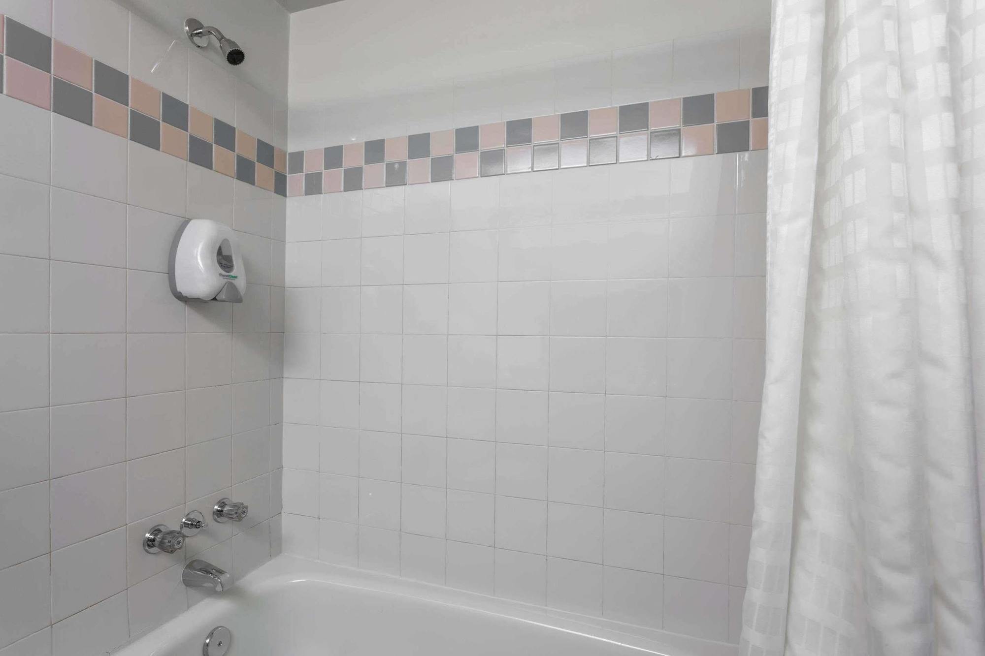 Howard Johnson By Wyndham Nanaimo Harbourside Ngoại thất bức ảnh